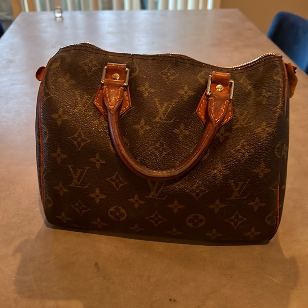 LV Well-Loved Speedy 25 purse!